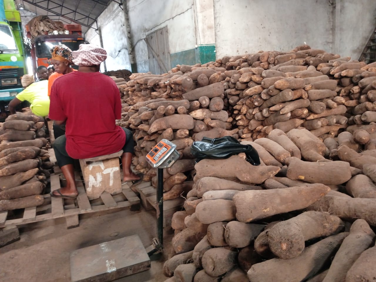 Ventilated warehouse storage for agricultural products